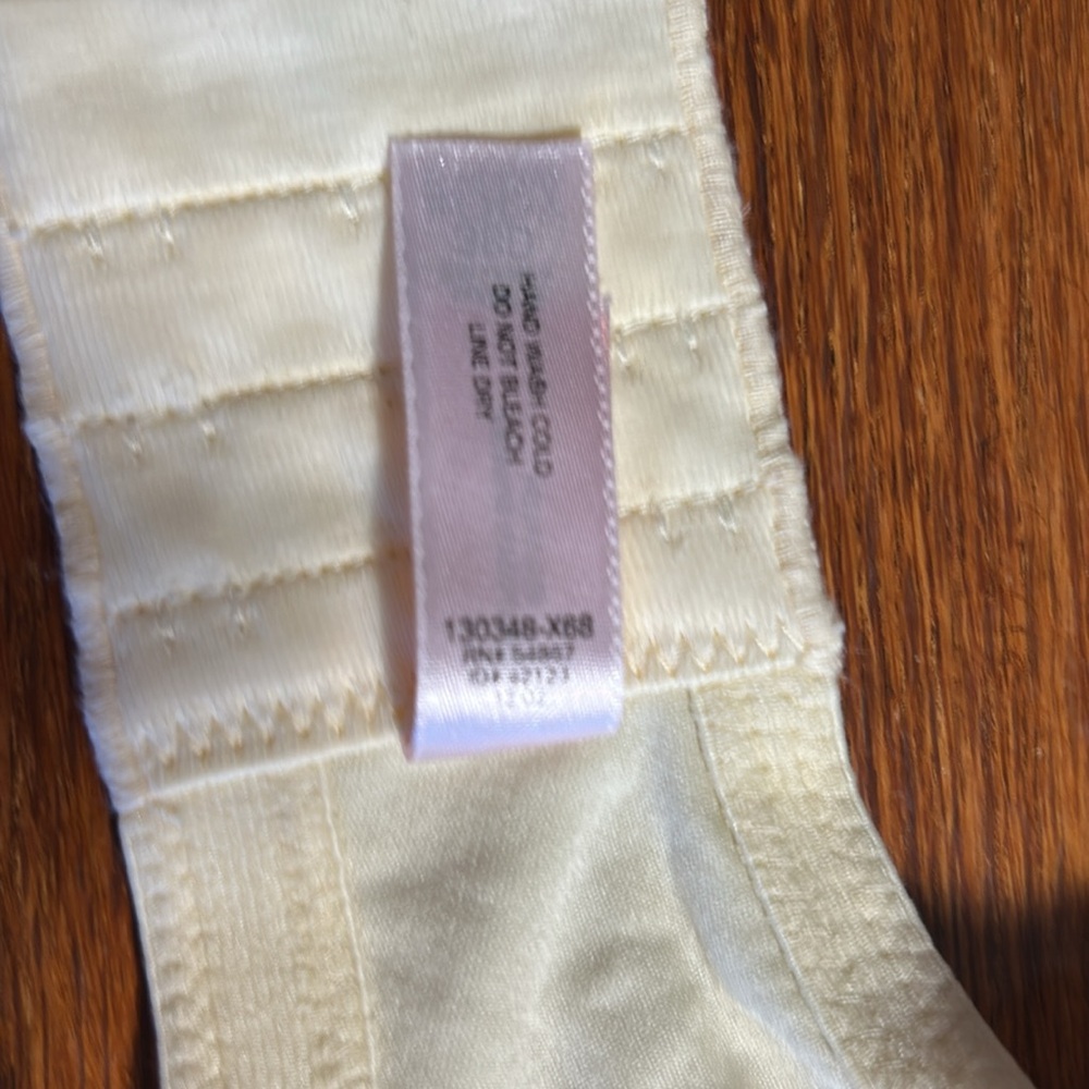 Victoria Secret Body by Victoria Lightly Lined Underwire Cream Bra. Size 38D - Picture 9 of 9